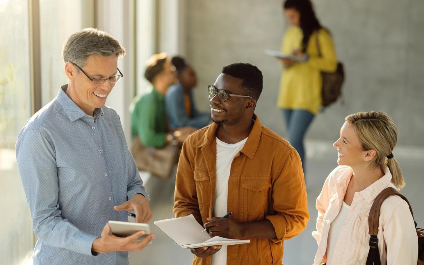 Teilnehmer bei einer Gruppendiskussion über Geschäftsstrategien im modernen Seminarraum