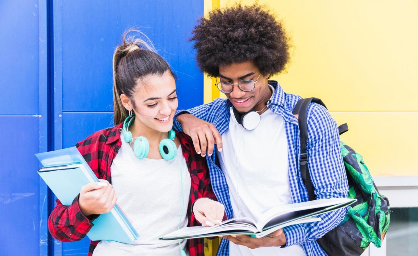 Geschäftsmeeting mit Dokumenten und Diagrammen