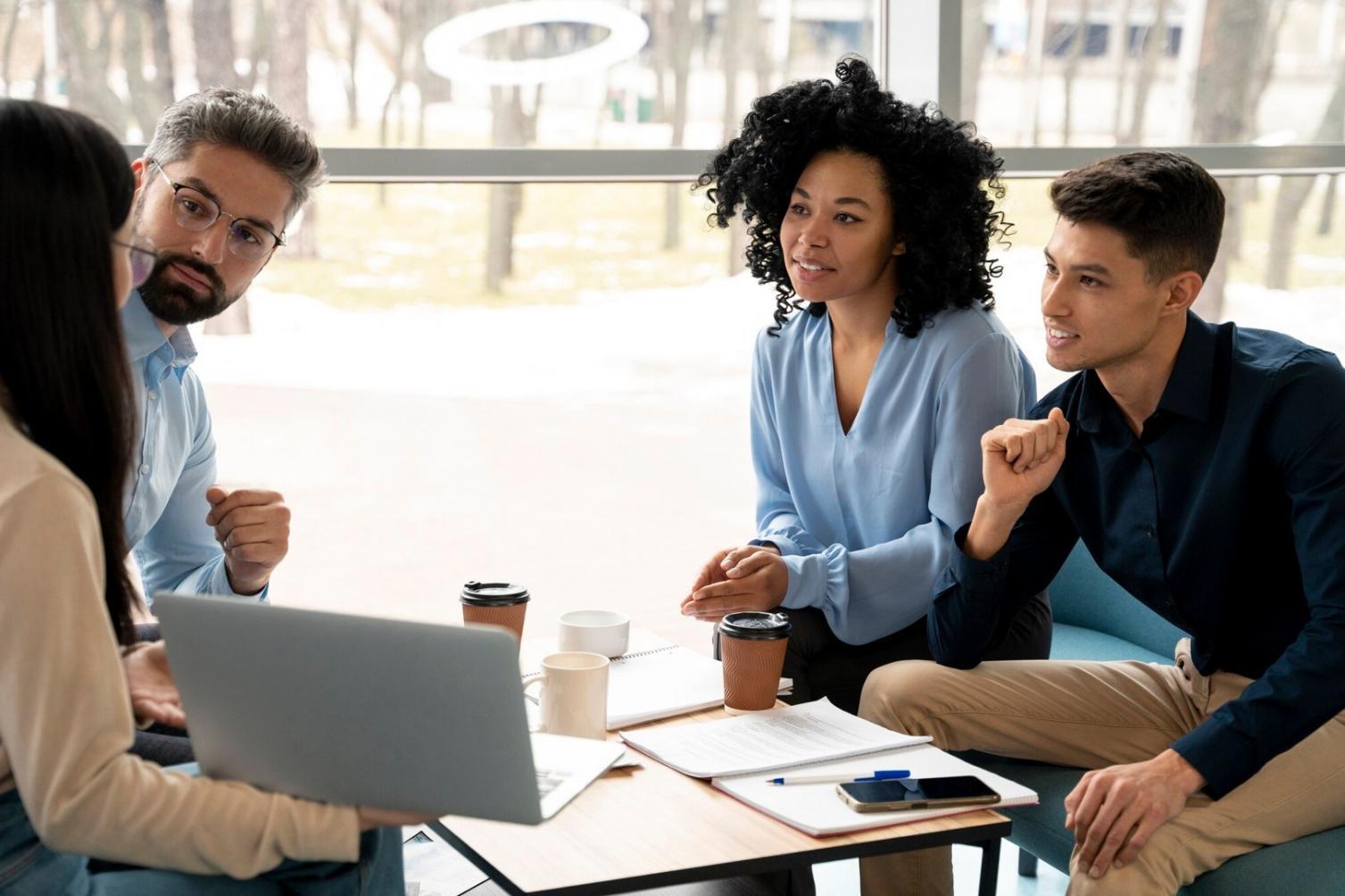 Professionelle Beratungssituation in modernem Ambiente